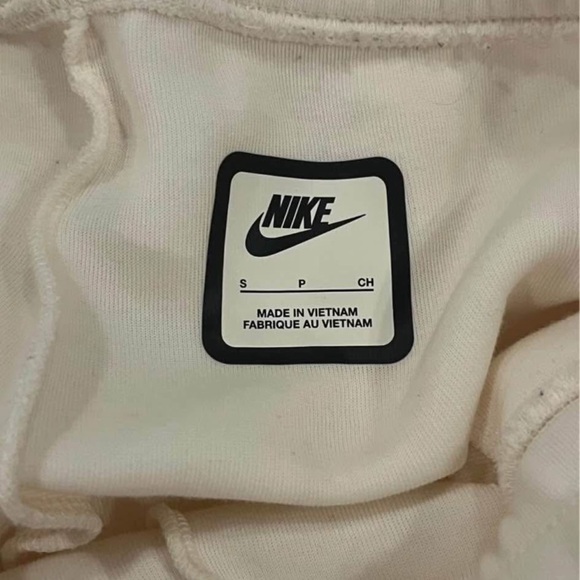 Women’s Nike tech - Picture 4 of 5